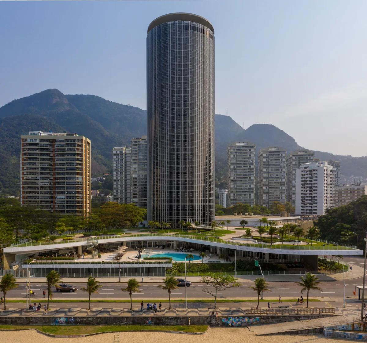 Ícone de Niemeyer - Piscina Rooftop em São Conrado