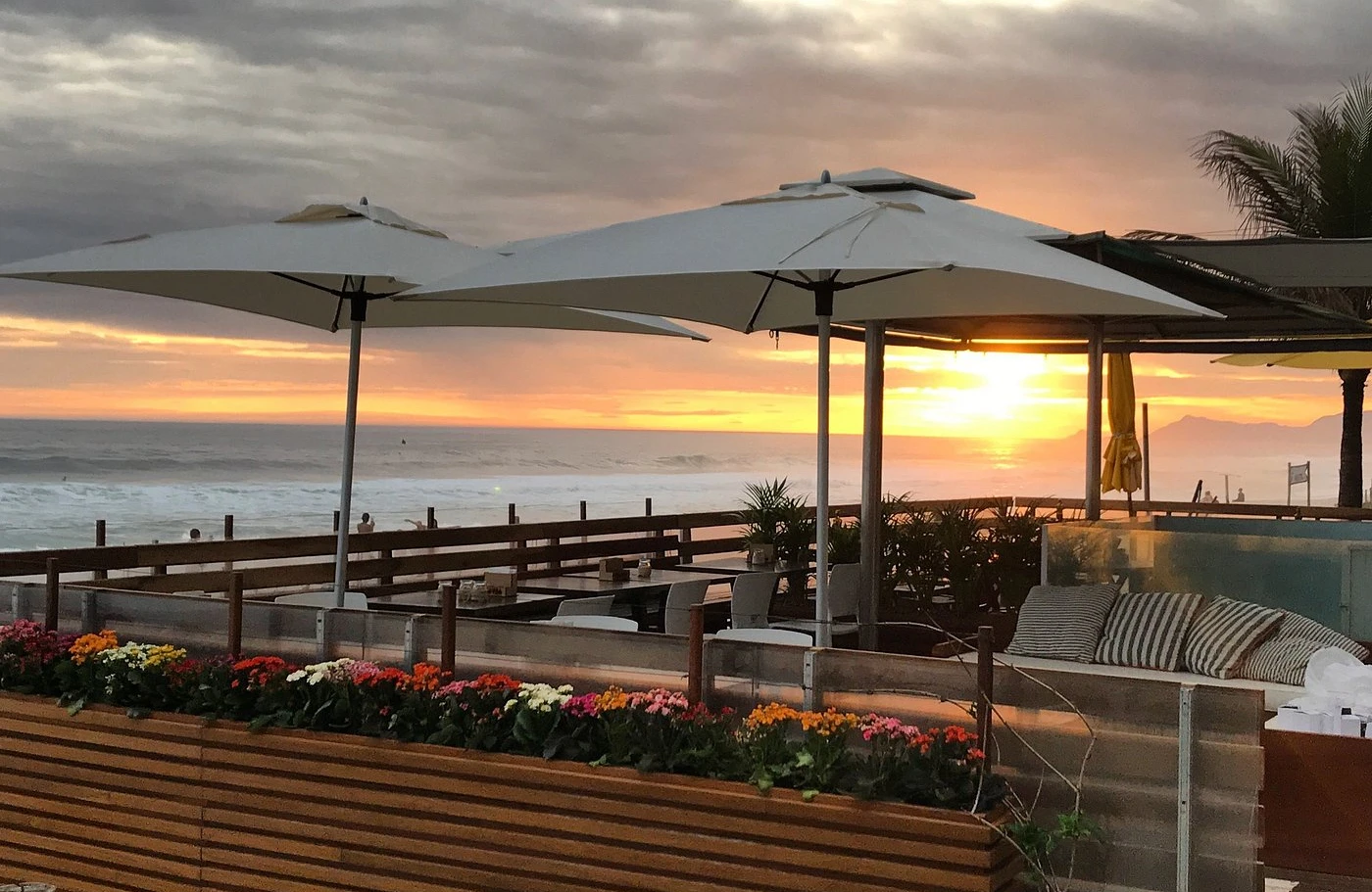 Hawaiian Vibe in Barra - Poke & Deck Lounge