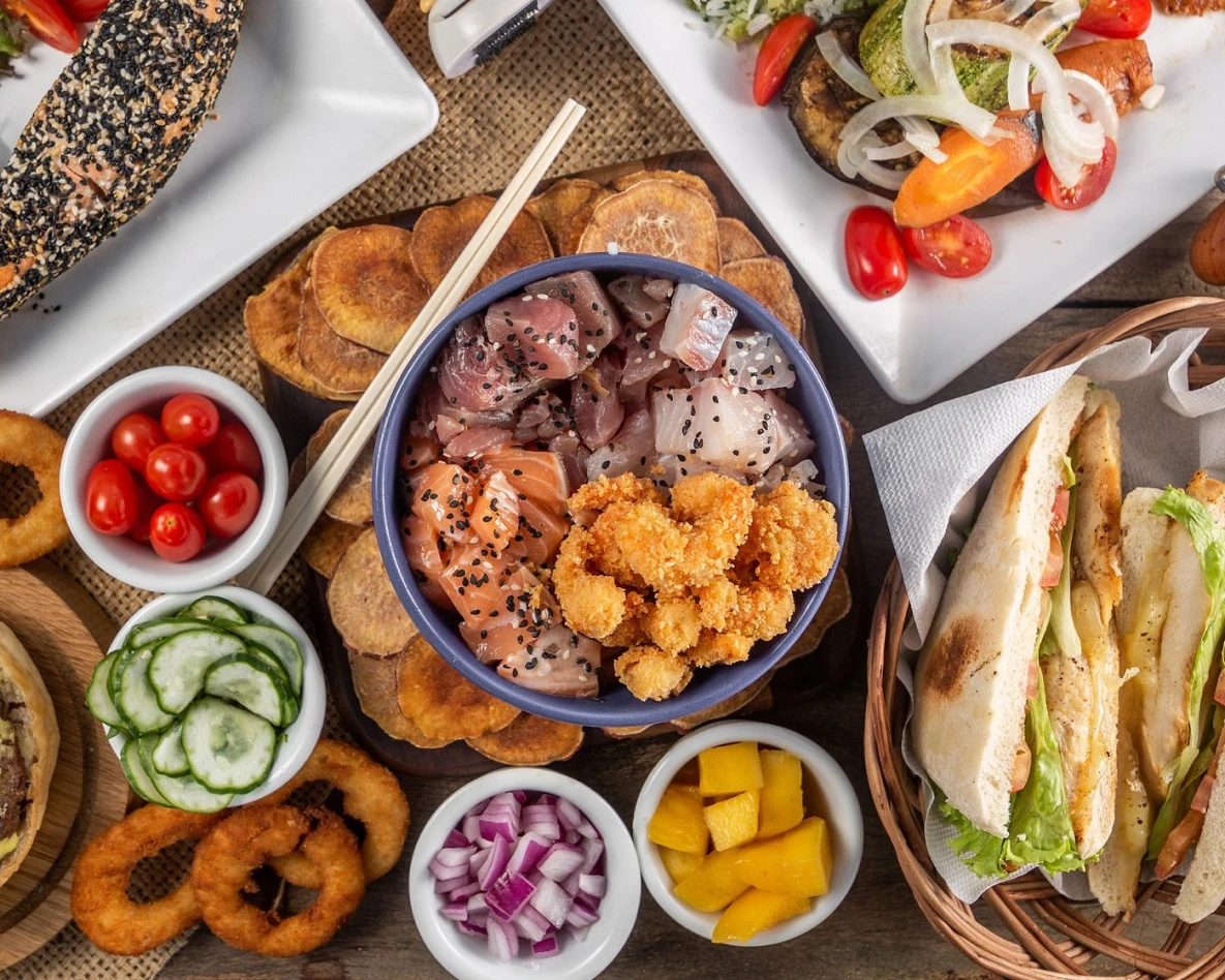 Vibe Havaiana na Barra - Poke & Deck Lounge