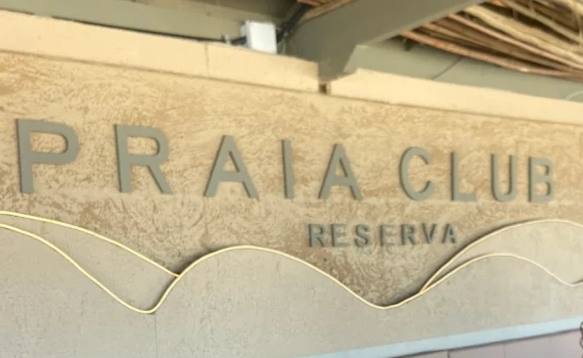 Beach Club Boho Chic - Espreguiçadeira VIP na Barra