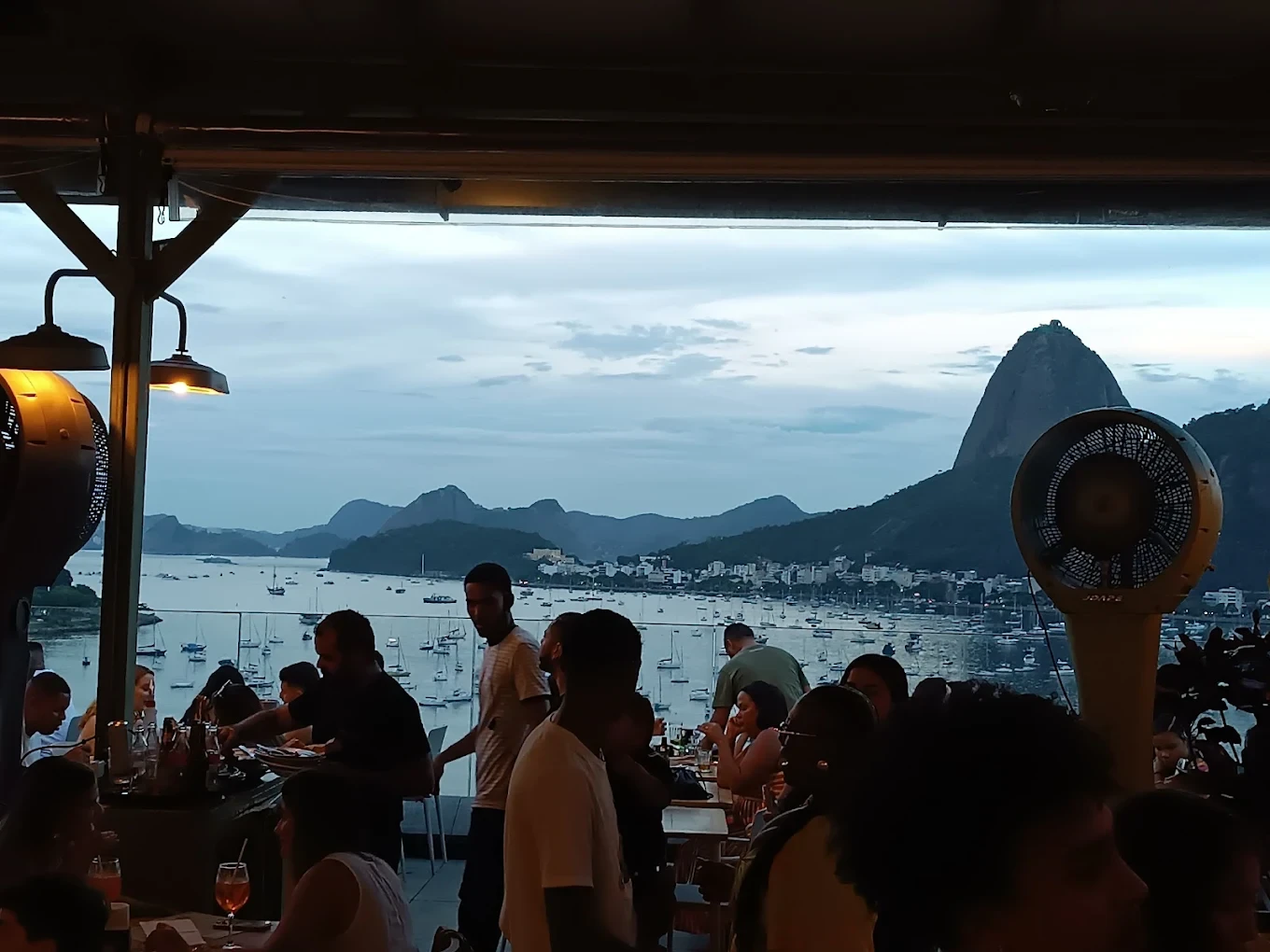 Cervejas Artesanais - Terraço com Vista da Praia