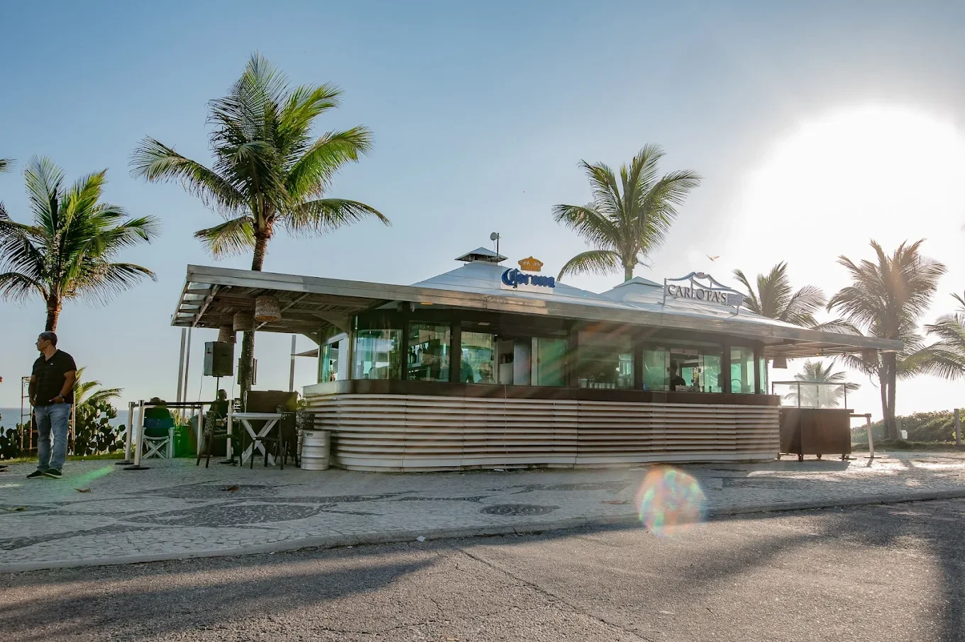 Beach Club Exclusivo - Espreguiçadeira VIP na Barra